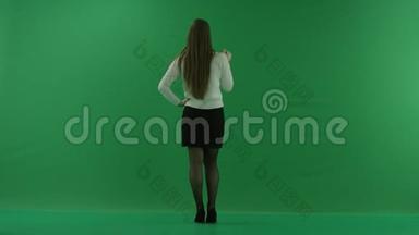 年轻女子回到镜头前，滚动屏幕，在绿色屏幕上思考一些事情